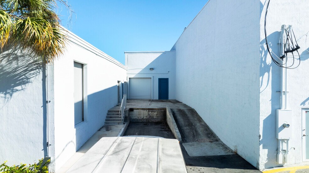 More Photos Of 1350-1390 Hammondville Rd, Pompano Beach Warehouse For Lease