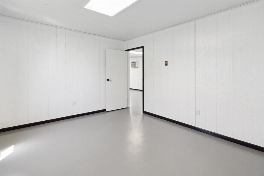 More Photos Of 1395 W Monroe Rd, Saint Louis Office For Sale