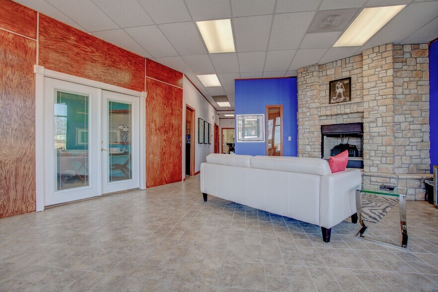More Photos Of 2311 Wakarusa Dr, Lawrence Freestanding For Lease