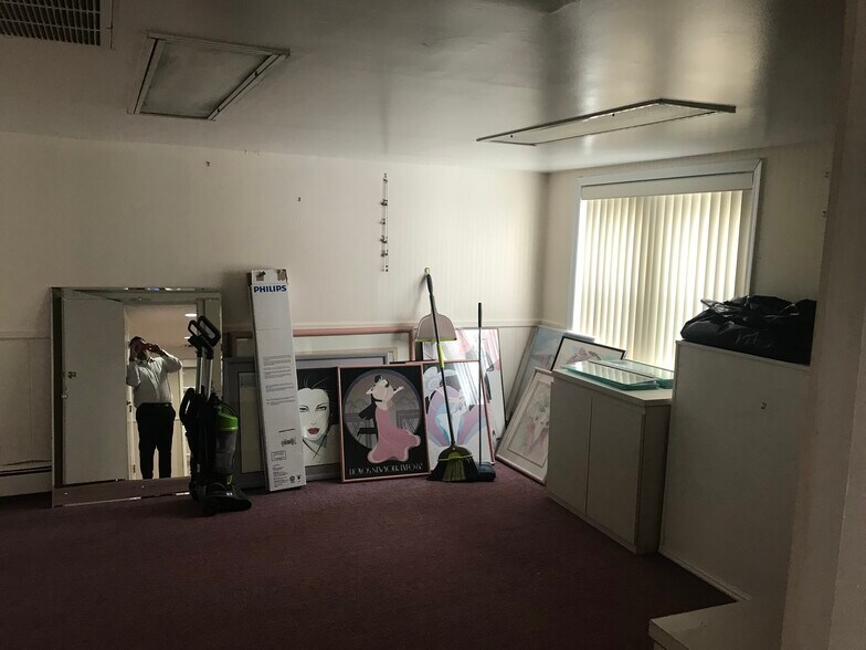 More Photos Of 1008 W Jericho Tpke, Smithtown Office For Lease