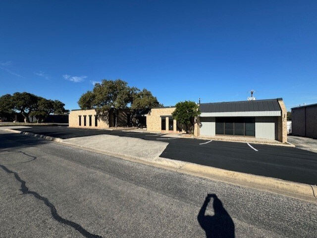 More Photos Of 11901 Warfield St, San Antonio Light Manufacturing For Sale