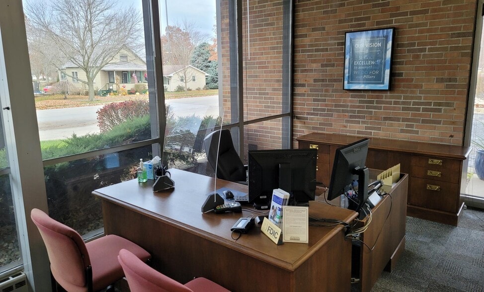 More Photos Of 402 N Sangamon Ave, Gibson City Office For Sale
