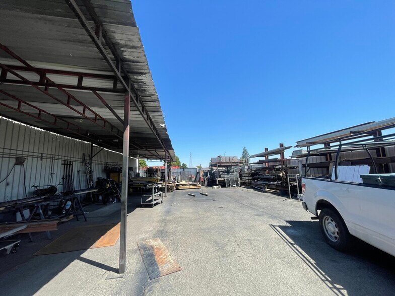 More Photos Of 1135 W Columbus St, Bakersfield Manufacturing For Sale