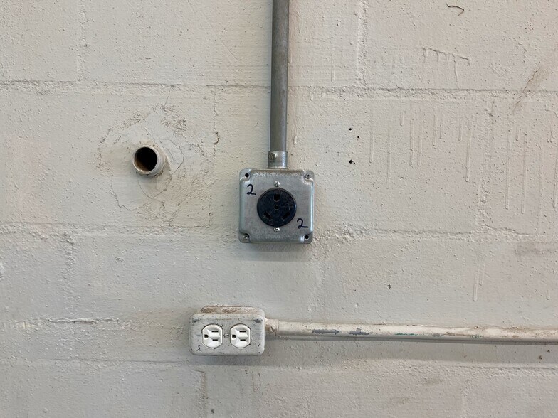 More Photos Of 6401-6405 N 49th St, Pinellas Park Manufacturing For Lease