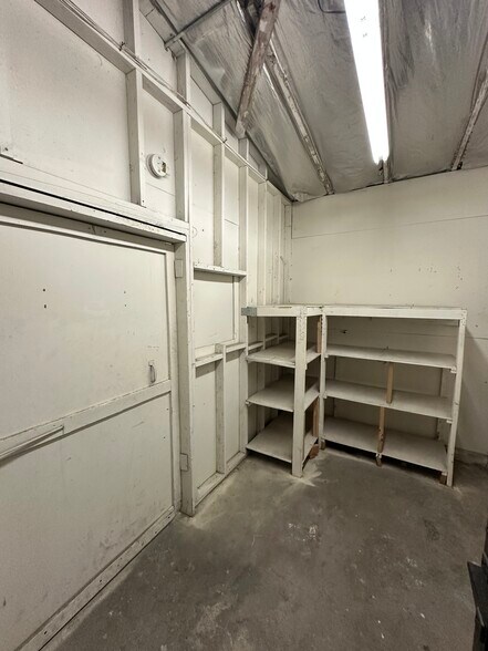 More Photos Of 212 W Magnolia Blvd, Burbank Light Distribution For Lease