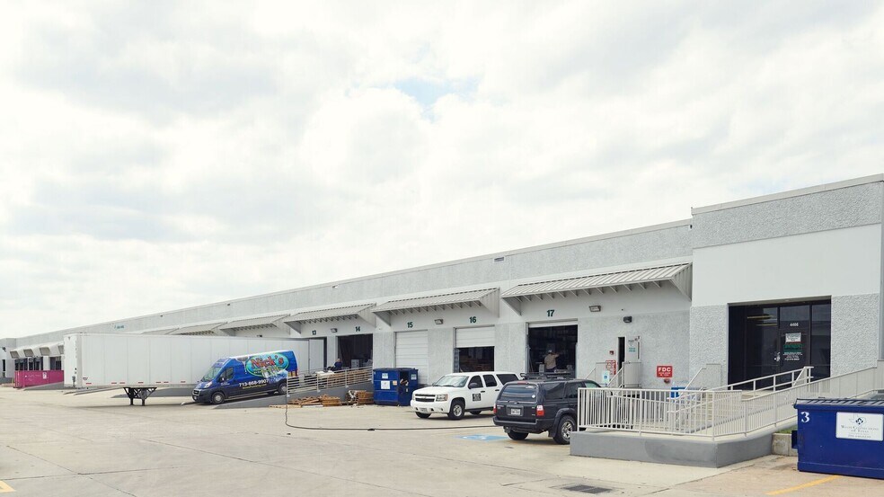 More Photos Of 4444-4464 W 12th St, Houston Unknown For Lease