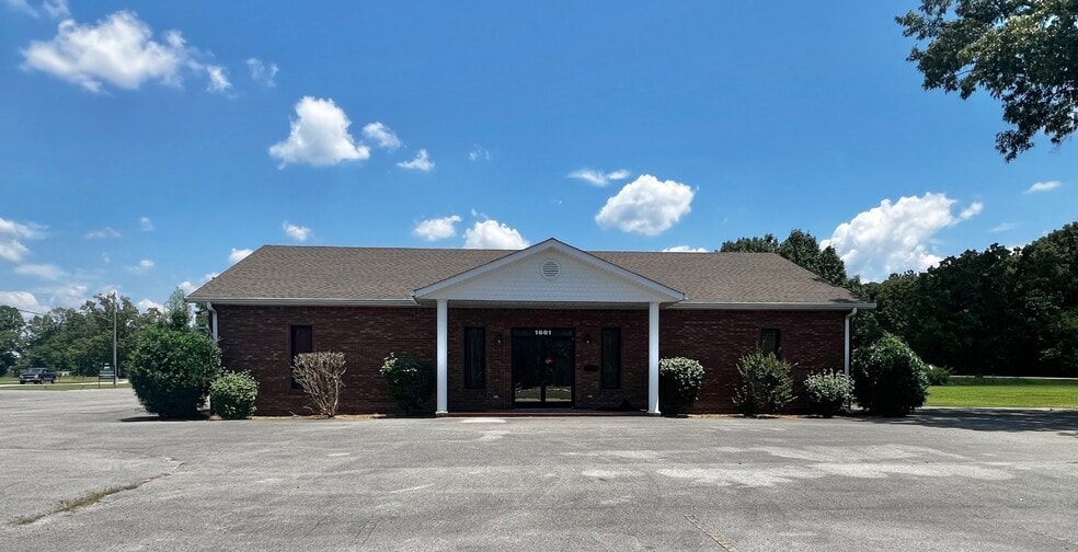 More Photos Of 1601 McArthur St, Manchester Medical For Lease