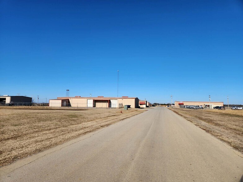 More Photos Of 502 S Kinnick Rd, Stillwater Warehouse For Lease