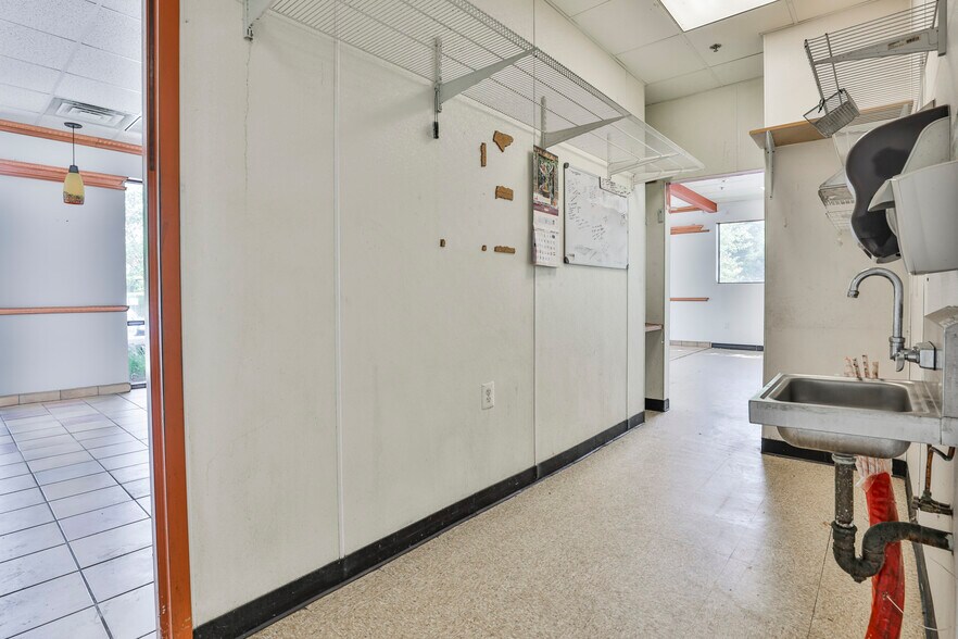 More Photos Of 141 Summit St, Peabody Freestanding For Lease