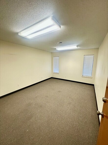 More Photos Of 327 Fowlkes St, Sealy Office For Lease