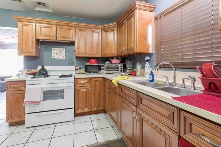 More Photos Of 12606 Foothill Blvd, Sylmar Manufacturing For Sale