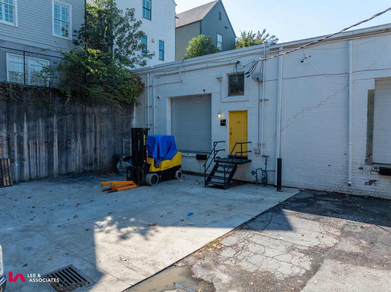 More Photos Of 729-743 Lambert Dr NE, Atlanta Light Distribution For Sale