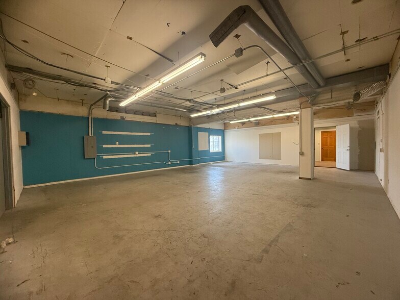 More Photos Of 1620 W 98th St, Bloomington Showroom For Lease