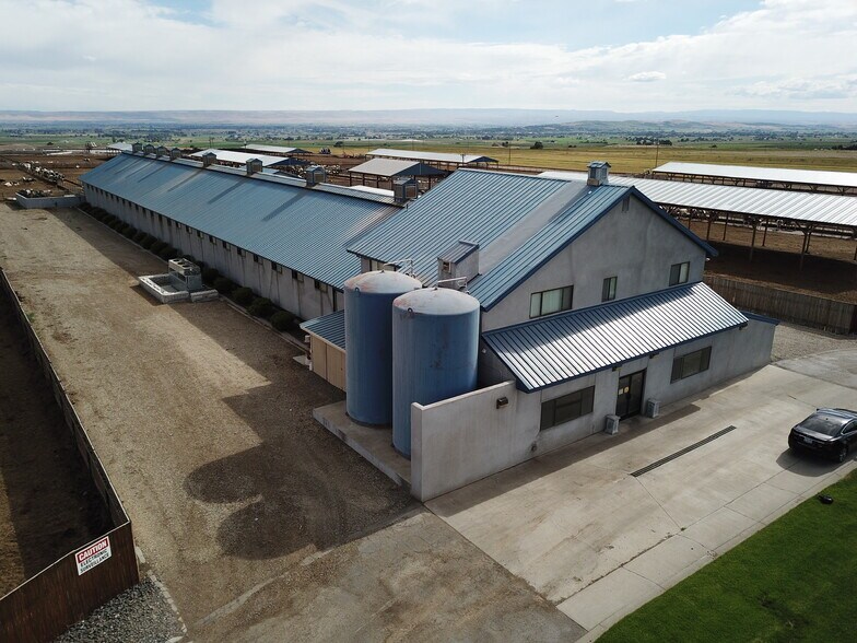 More Photos Of 1400 Lewandowski Rd, Sunnyside Specialty For Sale