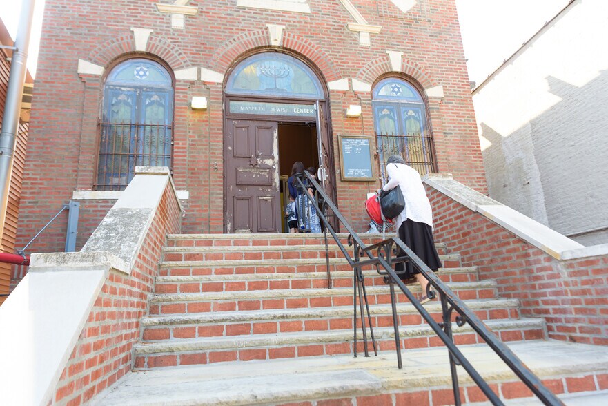 Primary Photo Of 6664 Grand Ave, Maspeth Schools For Lease