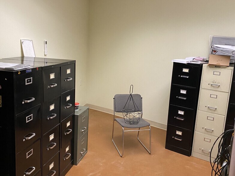 More Photos Of 5215 SE Flavel Dr, Portland Freestanding For Lease