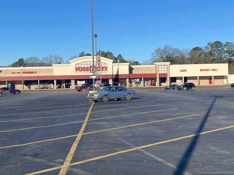 More Photos Of 311 N Main St, LaFayette Unknown For Lease