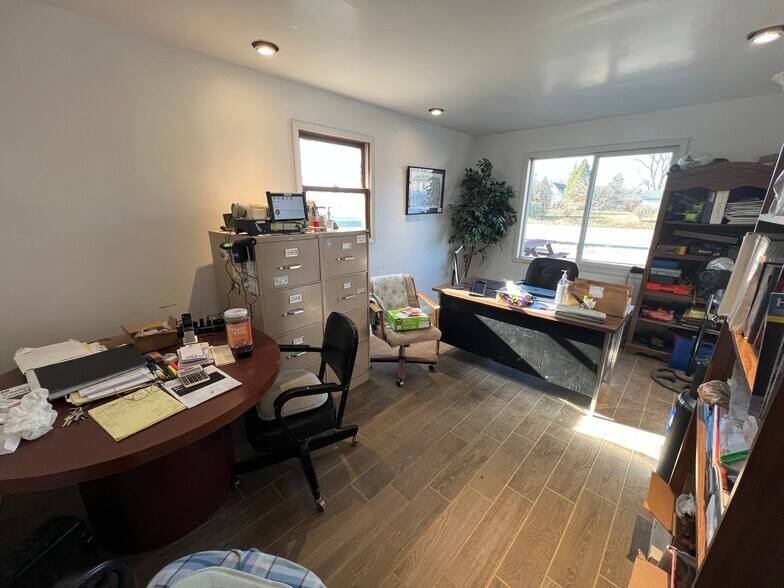More Photos Of 410 E Chatham St, Metamora Industrial For Sale