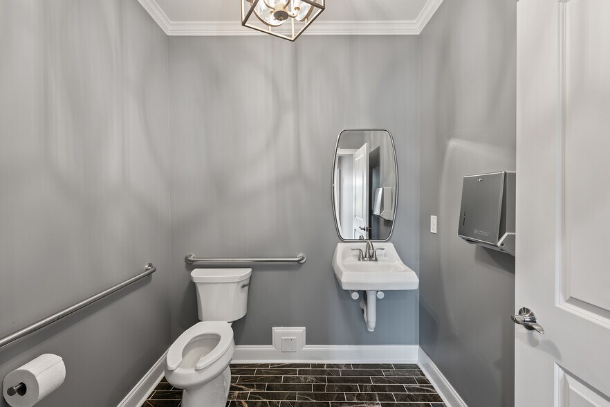 More Photos Of 1060 Garland Dr, Bogart Unknown For Lease