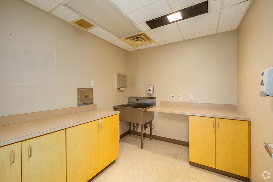 More Photos Of 2900 S National Ave, Springfield Medical For Lease