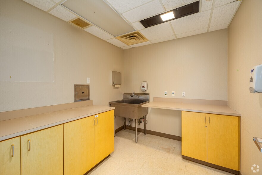 More Photos Of 2900 S National Ave, Springfield Medical For Lease