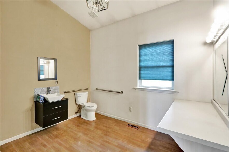 More Photos Of 5 Old Wernersville Rd, Sinking Spring Freestanding For Lease