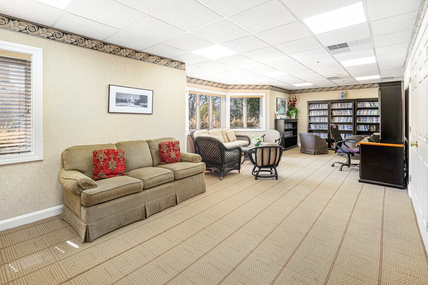 More Photos Of 551 Thames St, Newport Hotel For Sale