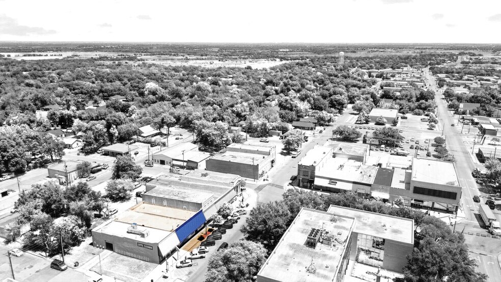 More Photos Of 108-110 W Grove St, Kaufman Office For Lease