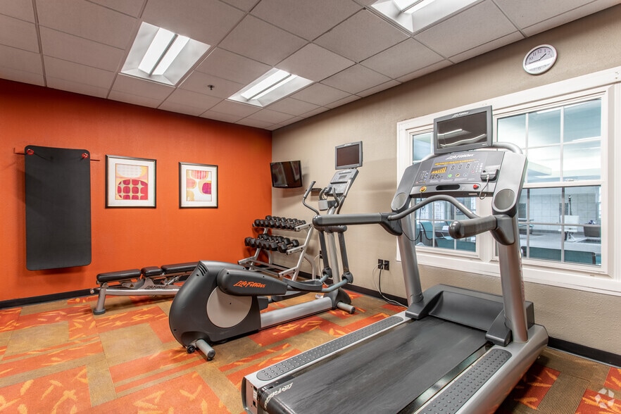 More Photos Of 9765 Crosspoint Blvd, Indianapolis Hotel For Sale