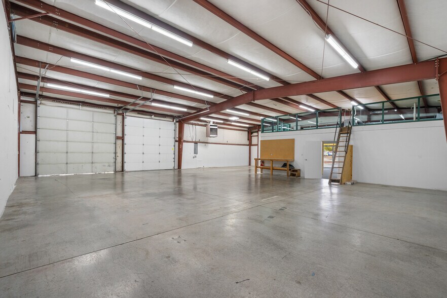 More Photos Of 999 N 1st St, Silverton Freestanding For Lease