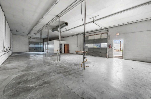 More Photos Of 104-108 W 31st St, Garden City Light Manufacturing For Sale