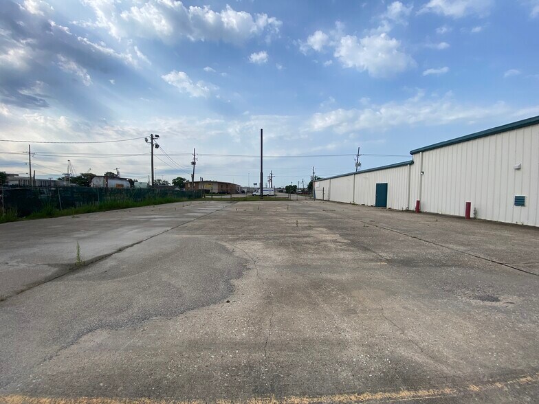 More Photos Of 4770 Washington Blvd, Beaumont Light Distribution For Sale