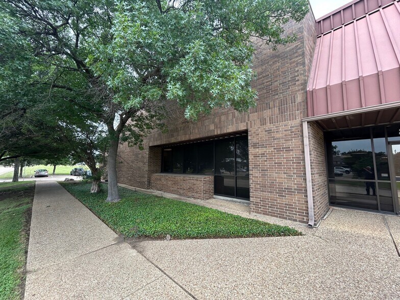 More Photos Of 801-833 Greenview Dr, Grand Prairie Showroom For Lease