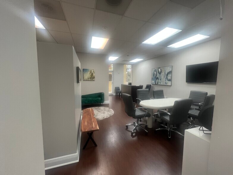 More Photos Of 16540 Pointe Village Dr, Lutz Storefront Retail Office For Lease