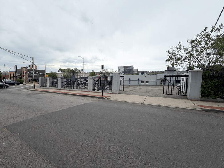 More Photos Of 555-557 Main St, Orange Warehouse For Lease