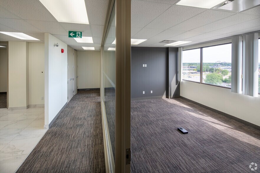 More Photos Of 700 Dorval Dr, Oakville Unknown For Lease