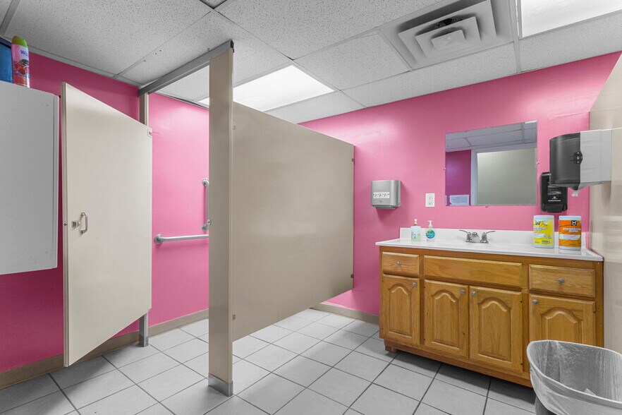 More Photos Of 2038 W Broadway Ave, Minneapolis Storefront For Sale