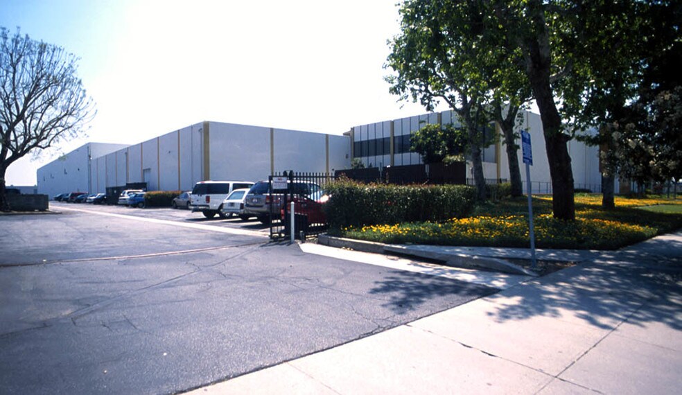 More Photos Of 222 N Vincent Ave, West Covina Warehouse For Lease