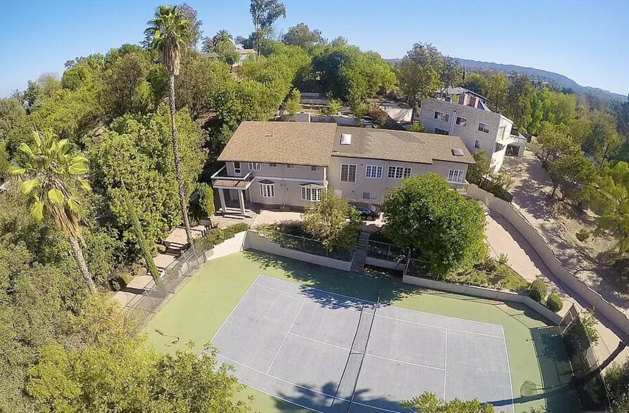 Primary Photo Of 19567 Oxnard St, Tarzana Assisted Living For Lease