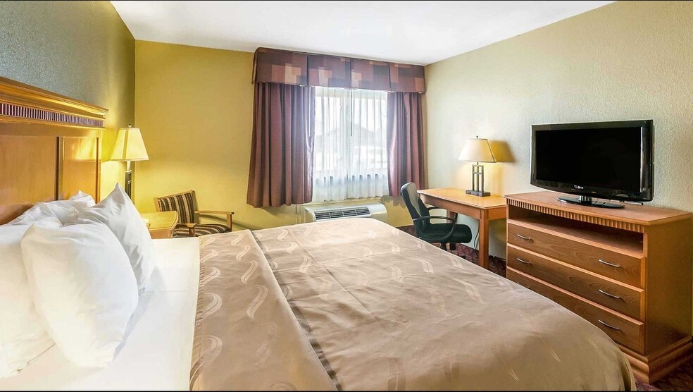 More Photos Of 11 Des Moines Ave, South Hutchinson Hotel For Sale