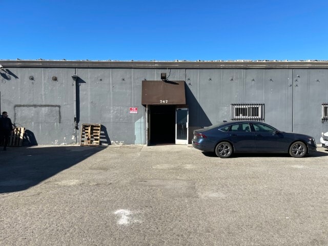 More Photos Of 747 Ceres Ave, Los Angeles Warehouse For Lease