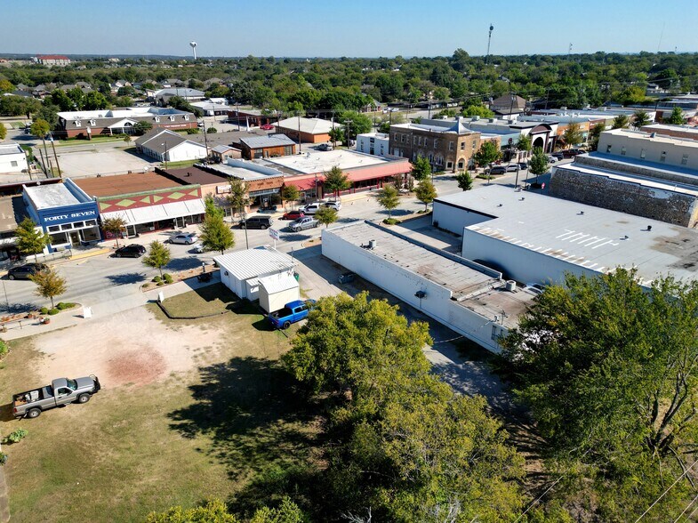 More Photos Of 914 Halsell St, Bridgeport General Retail For Sale