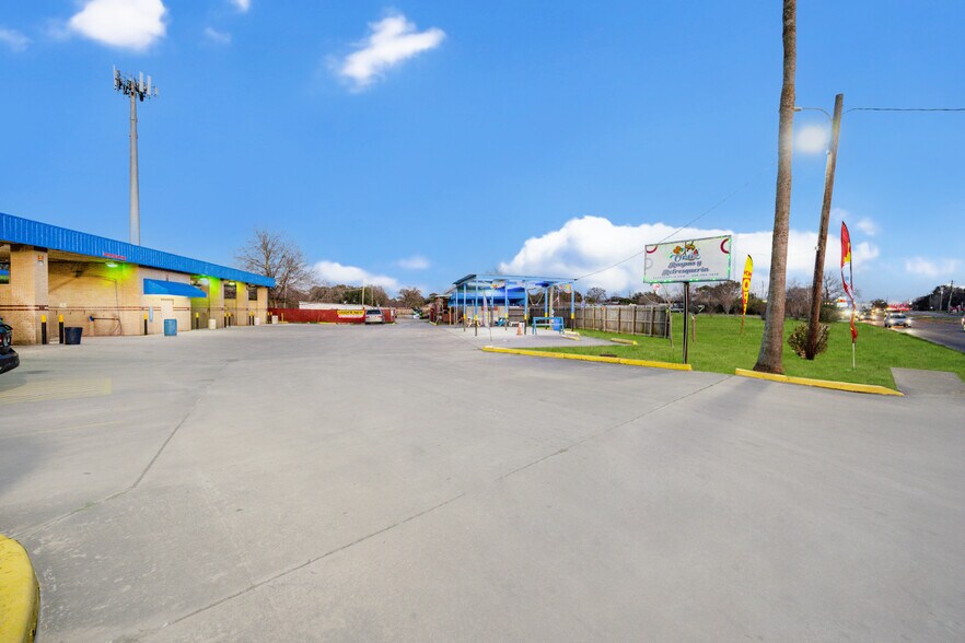 More Photos Of 2627 Allen Genoa Rd, Pasadena Carwash For Sale