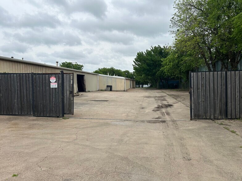 More Photos Of 3228 Beckley Rd, Lancaster Warehouse For Sale