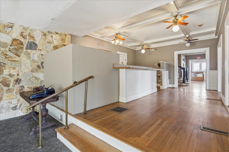 More Photos Of 337 8th Ave W, Palmetto Restaurant For Sale