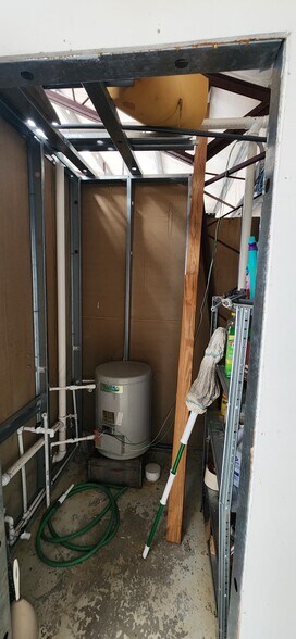 More Photos Of 208 Second st, Bristol Warehouse For Sale