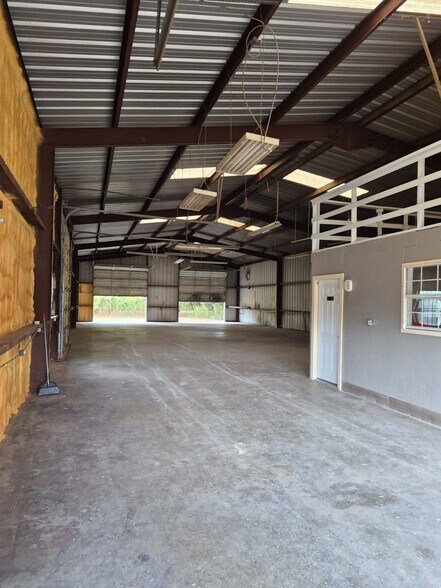 More Photos Of 701 E Pine St, Edgewood Flex For Lease