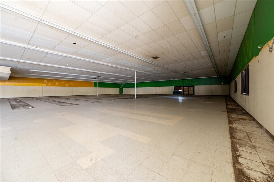 More Photos Of 147 W Shaw Ave, Clovis General Retail For Lease