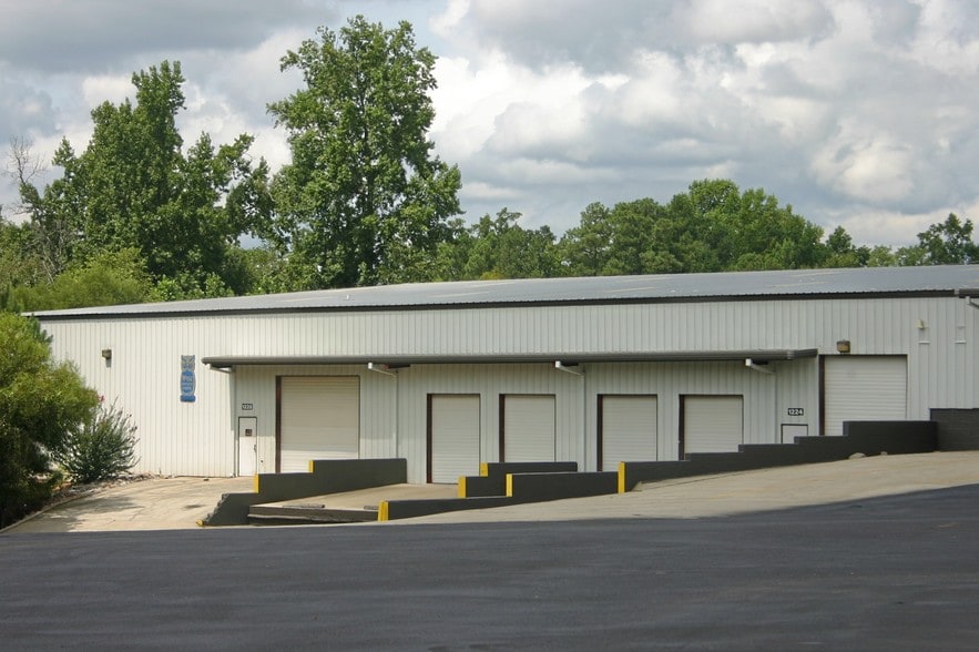 More Photos Of 1216-1228 United Dr, Raleigh Warehouse For Lease
