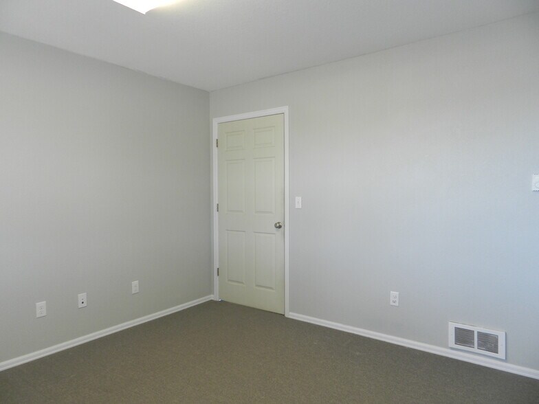 More Photos Of 445 Kristen Ct, Montrose Warehouse For Sale